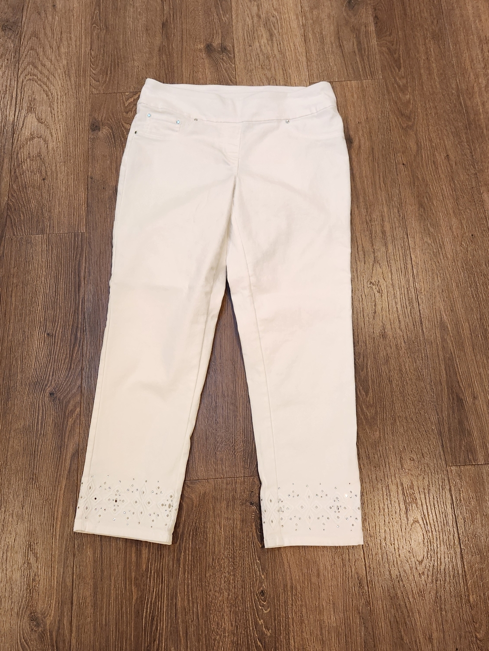 Ruby Rd. White Stretch Cotton Pull-On Embellished Capris - Size 6